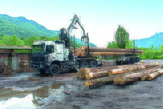 GRUMIERS PALFORET UNE SOLUTION PARFAITEMENT ADAPTÉE AU TRANSPORT DE BOIS LONGS SUR ROUTES SINUEUSES