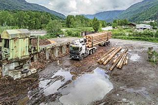 GRUMIERS PALFORET UNE SOLUTION PARFAITEMENT ADAPTÉE AU TRANSPORT DE BOIS LONGS SUR ROUTES SINUEUSES