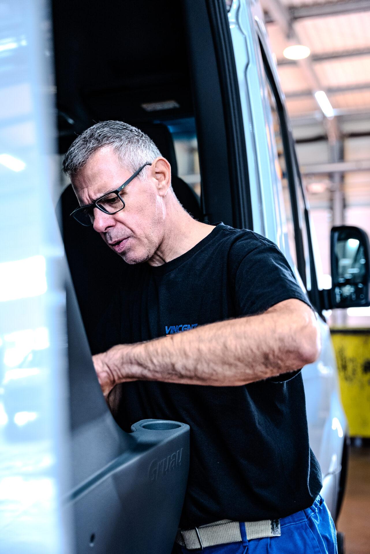 nos équipes aménagent sur mesure vos fourgons, véhicules utilitaires, cars et bus