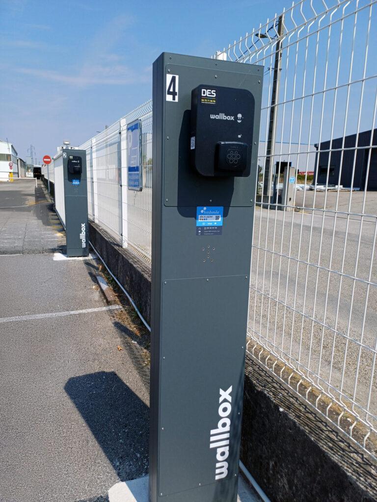 Borne de recharge pour véhicule électrique sur le parking du groupe Vincent