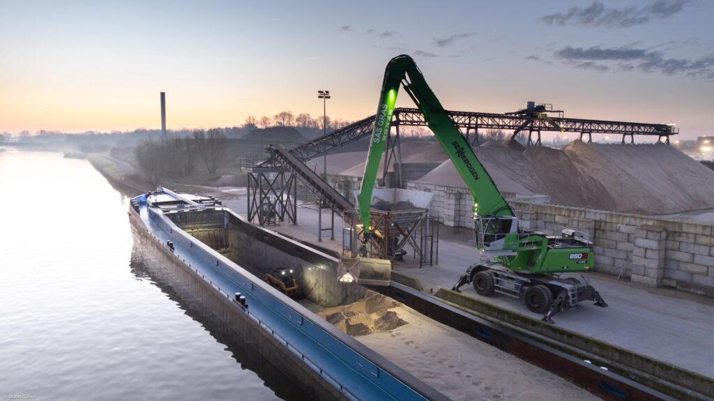 Pelle de manutention 850 G Sennebogen Société GRAS Photo Bruno Cohen pour Sygmat